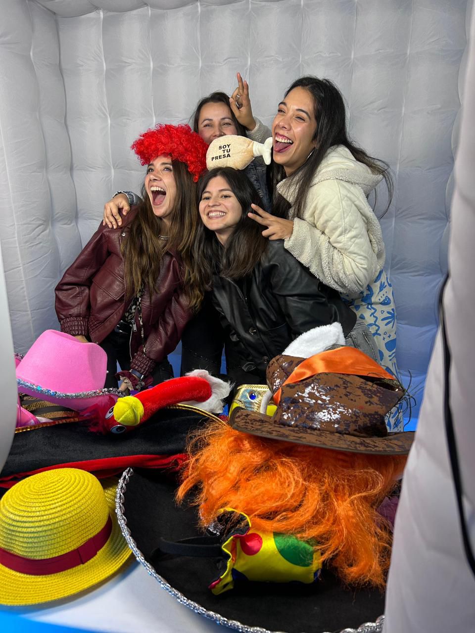 Amigas en cabina inflable Nova