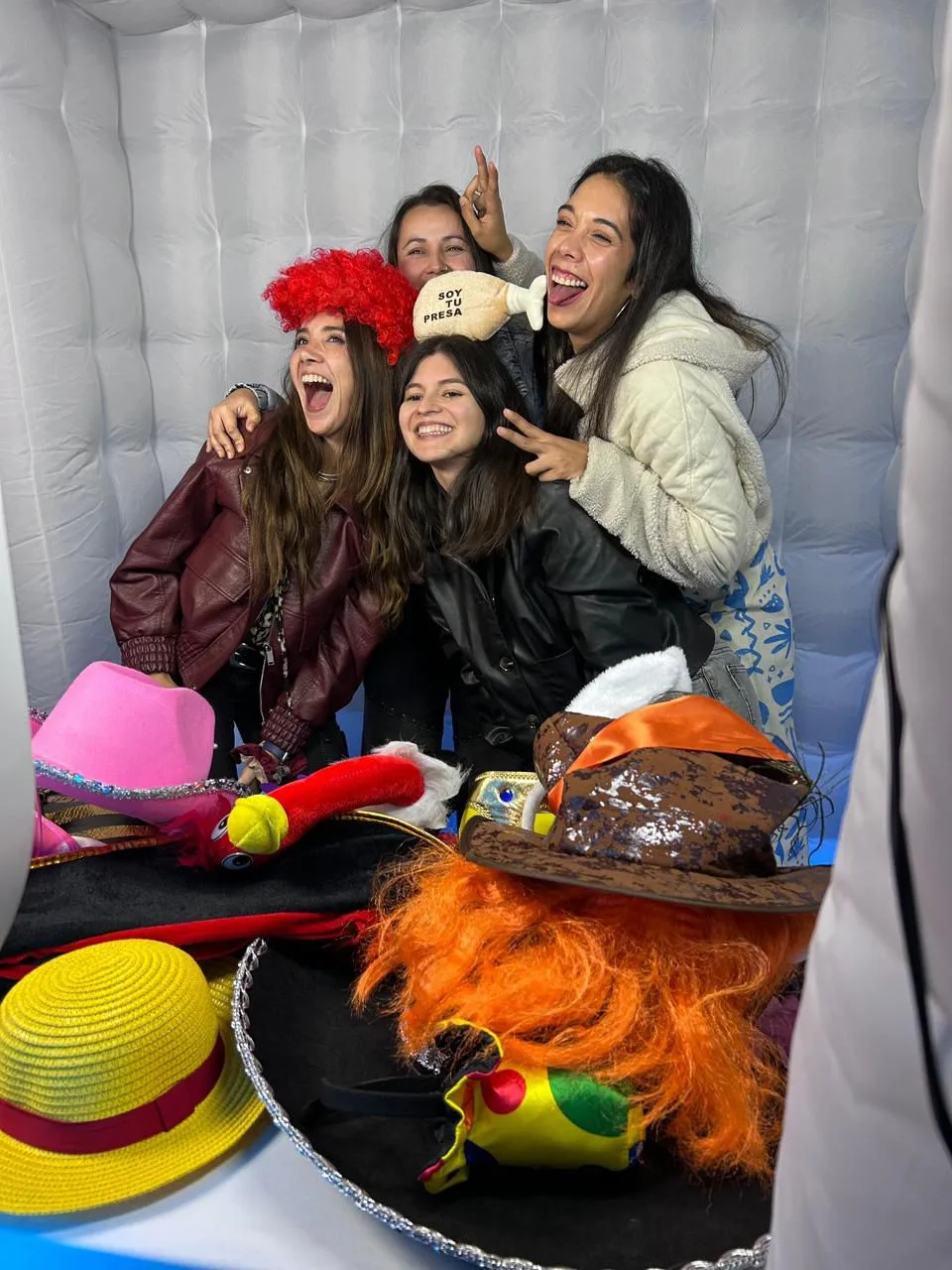 Amigas en cabina inflable Nova