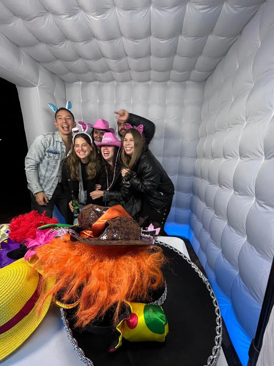 Grupo divertido en cabina