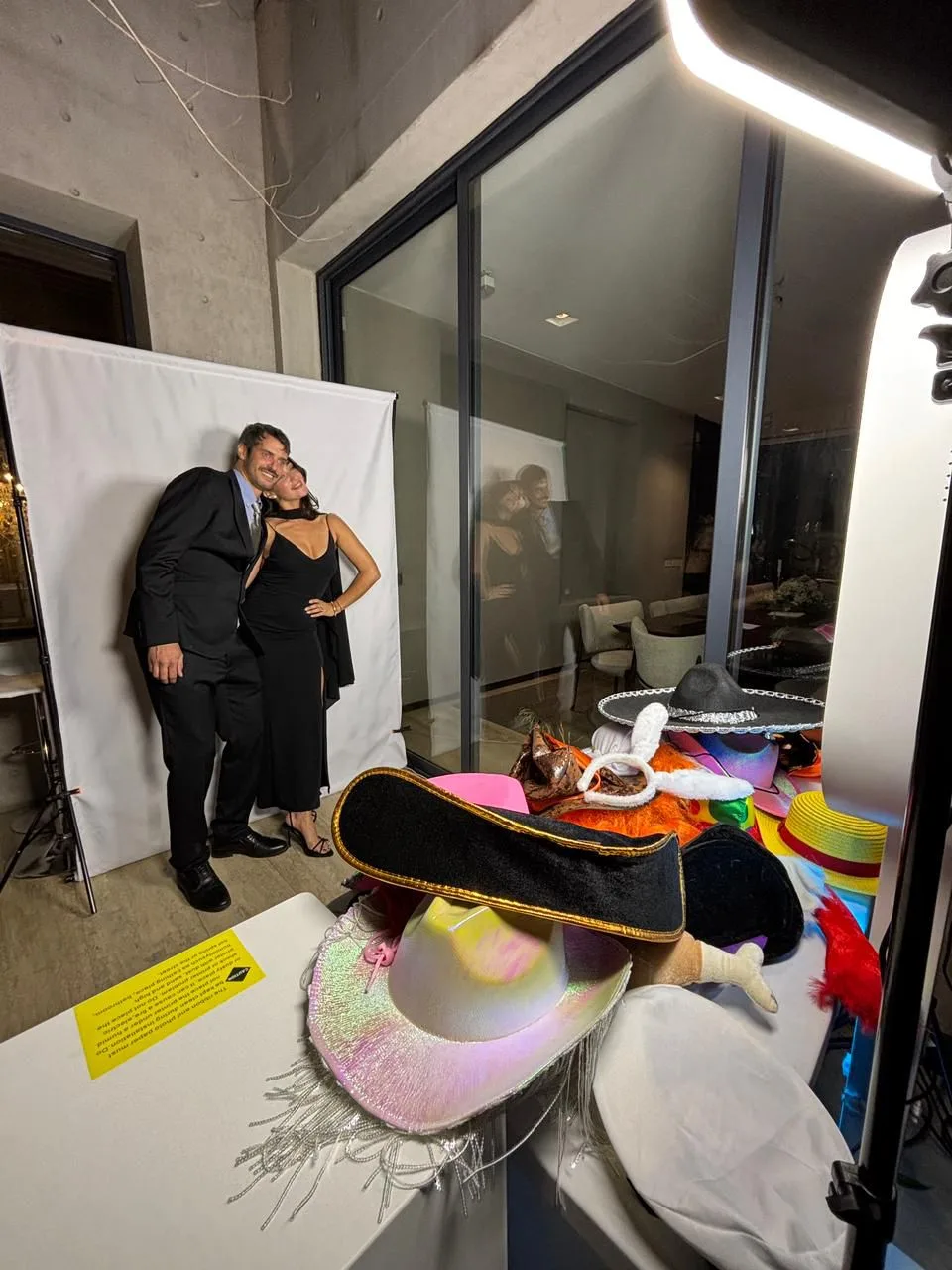 Pareja en evento elegante